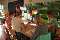 Onder de bezielende leiding van docent Nederlands Gea Boerboom kijkt 6 VWO alle dictees kritisch na