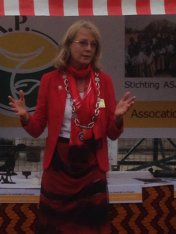 Gouverneur Marion van den Brink opent de goede-doelen-markt in Laren (foto WvS)