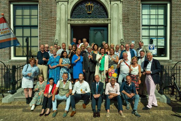 Afbeelding met kleding, persoon, buitenshuis, schoeisel

Automatisch gegenereerde beschrijving