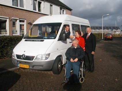 http://www.rotary.nl/d1600/nieuws/clubs/oegstgeesteo/Een%20eigen%20bus%20voor%20de%20Smitshof/Een%20eigen%20bus%20voor%20de%20Smitshof-1.jpg