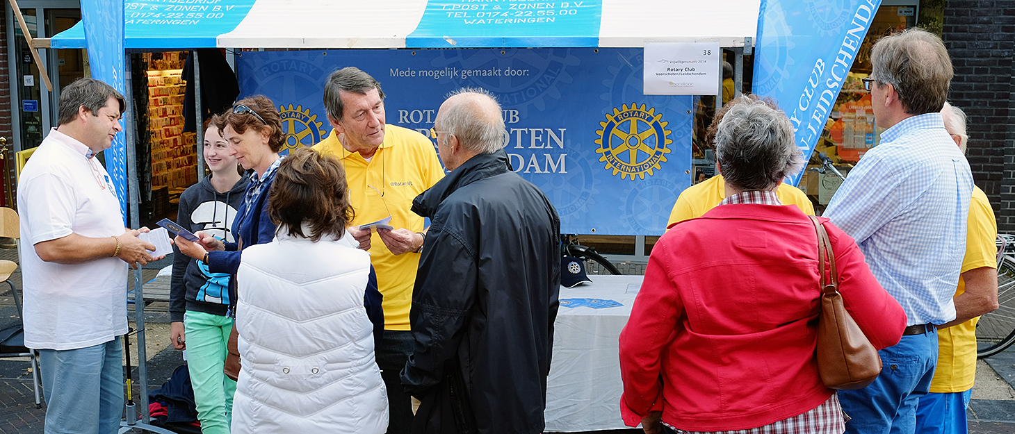 Rotaryleden geven informatie op de Vrijwilligersmarkt