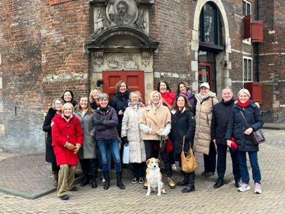 Vrouwen van RIO aan de Amstel voor De Waag ivm de gevelstenenwandeling
