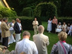 René Kahn kijkt terug op zijn voorzittersjaar 2014-2015 in de tuin van Elisabeth Lockhorn, die hem opvolgt.
