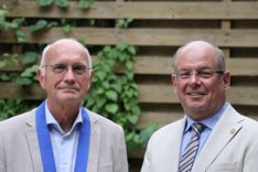 Voorzitter Jan de Groot en intredend voorzitter Jos Moling