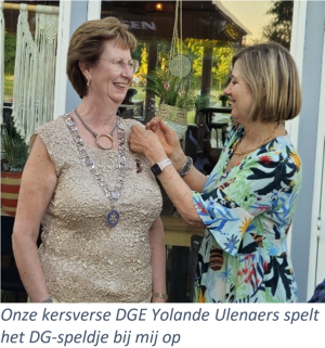 Onze kersverse DGE Yolande Ulenaers spelt het DG-speldje bij mij op.