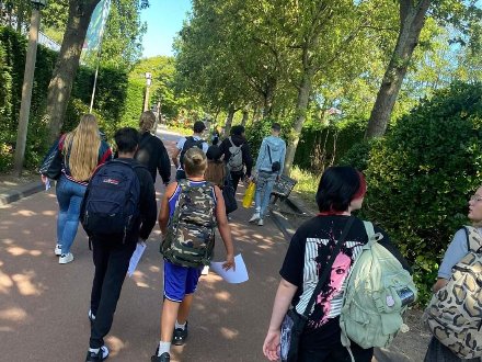 Op 20 juli heeft Youth Service Rotary Club Hillegom-Lisse samen met het WelzijnsKwartier een geweldige zomerdag georganiseerd voor jongenern tussen 13 en 18 jaar oud. Het doel was om de jongeren een onvergetelijk zomervakantiegevoel te geven.