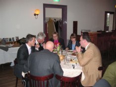 Een tafel zonder gasten . . . .