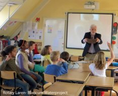 Willem van Spronsen tijdens een gastles over schoon water bij groep 7 van De Scheper in Laren. Allemaal ter voorbereiding op de sponsorloop Wandelen voor Water op 21 maart a.s.