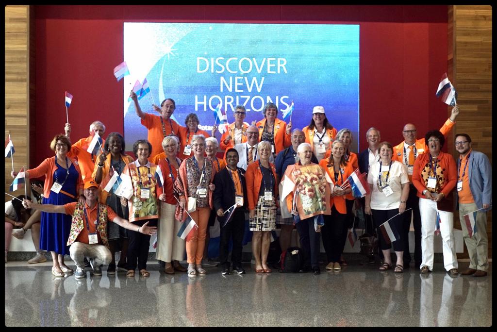 groepsfoto van de Nederlandse delegatie Oranje valt goed op