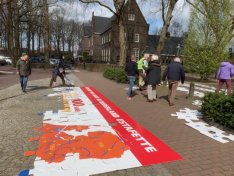 Reuzenpuzzel op straat voor de Estafette 100 jaar Rotary in NL