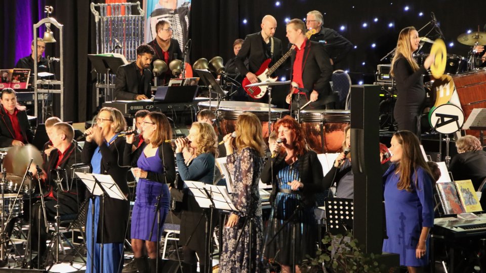 HARTVERWARMEND OPTREDEN VAN DE JOSTIBAND