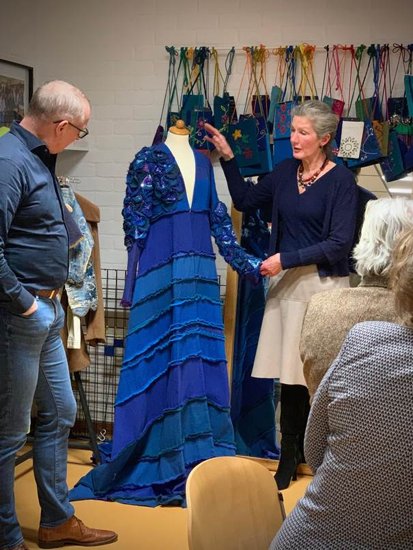 Afbeelding met kleding, persoon, person, overdekt

Automatisch gegenereerde beschrijving