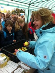 Bij het eindpunt krijgen de kinderen een versnapering uit handen van onze secretaris, Marijke Wolken