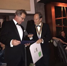 Hoob Zinkstok (links) krijgt onderscheiding Paul Harris Fellow uit handen van voorzitter René Kahn (zie nieuwsbericht op deze website)