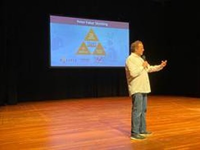 Afbeelding met kleding, persoon, schoeisel, presentatie

Automatisch gegenereerde beschrijving