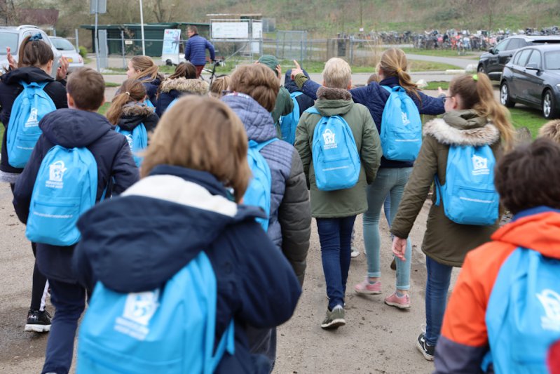 Kinderen wandelen met rugzak tijdens Lansingerland wandelt voor water