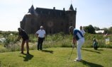 golfen op de vestingwallen rond het Muiderslot