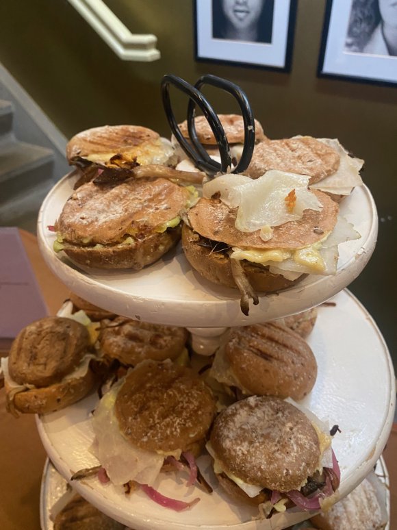In de lunchpauze doet iedereen zich tegoed aan een vegetarisch worstenbroodje, een pittig soepje en een overheerlijk broodje van Cuyk.