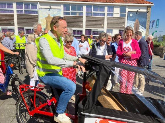 De Leeuwarder clubs nemen de estafette fiets weer mee naar Leeuwarden vanaf de discon in Harlingen