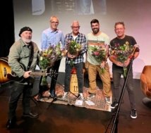 Afbeelding met kleding, persoon, concert, overdekt

Door AI gegenereerde inhoud is mogelijk onjuist.