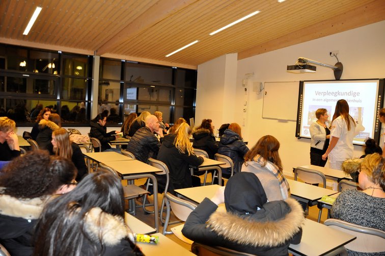 Afbeelding met plafond, binnen, muur, groep

Automatisch gegenereerde beschrijving