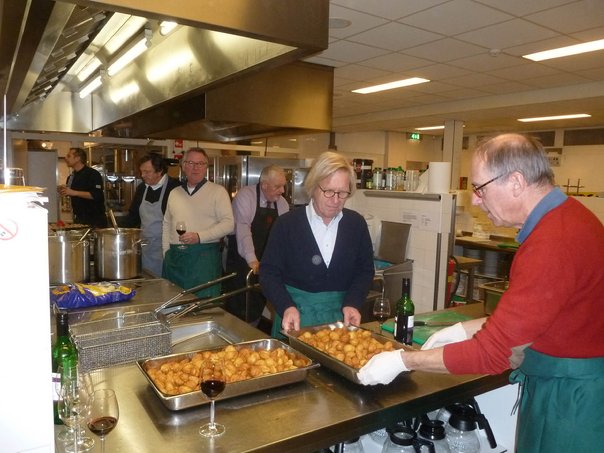 \\LG-NAS-VAKAR\volume1_public\Data\Mijn Documenten\Rotary\Website Rotary\3- Nieuws\Diner voor allenstaande ouderen in De Flint\Koken in de Flintkl   10-XII-12.jpg