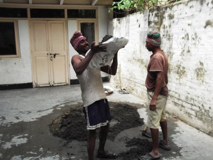 F:\Website Rotary\3- Nieuws\Archief 2013-2014\Kolkata\Rowland Road Back Garden Synthetic Grass work Day 2-3\DSCF0065.JPG