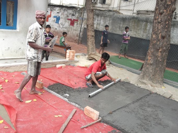 F:\Website Rotary\3- Nieuws\Archief 2013-2014\Kolkata\Rowland Road Back Garden Synthetic Grass work Day 2-3\DSCF0069.JPG