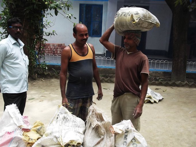 F:\Website Rotary\3- Nieuws\Archief 2013-2014\Kolkata\Rowland Road Back Garden Synthetic Grass work Day 2-3\DSCF0070.JPG