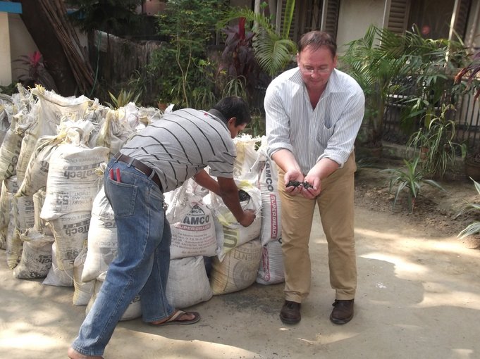 F:\Website Rotary\3- Nieuws\Archief 2013-2014\Kolkata Rowland Road Back Garden Synthetic Grass work\Rowland Road Back Garden Synthetic Grass work Day 1\DSCF0036.JPG