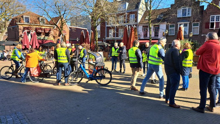 Afbeelding met buitenshuis, persoon, mensen, groep

Automatisch gegenereerde beschrijving