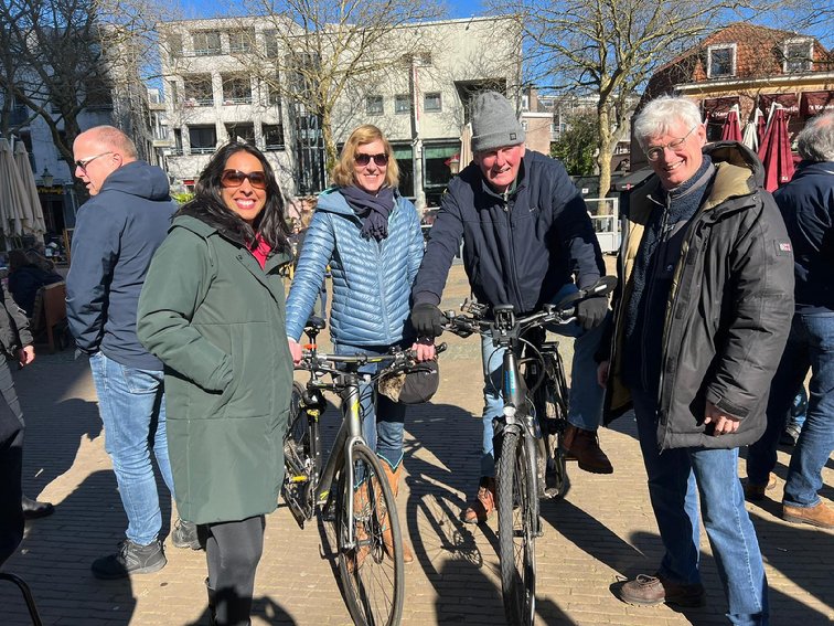 Afbeelding met persoon, buitenshuis, mensen, fiets

Automatisch gegenereerde beschrijving