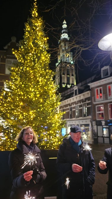 Afbeelding met kerstboom, kleding, kerstmis, persoon

Automatisch gegenereerde beschrijving