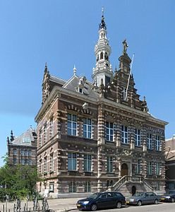 Het voormalige Raadhuis van Nieuwer-Amstel aan de Amsteldijk in Amsterdam