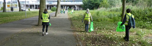 Afbeelding met buiten, gras, weg, kind

Automatisch gegenereerde beschrijving