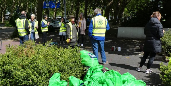 Afbeelding met buiten, weg, persoon, groen

Automatisch gegenereerde beschrijving