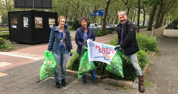 Afbeelding met buiten, boom, grond, trottoir

Automatisch gegenereerde beschrijving