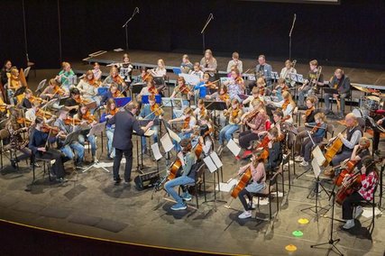 Afbeelding met concert, muziekinstrument, muziek, persoon

Automatisch gegenereerde beschrijving