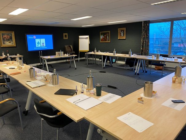 Afbeelding met tekst, vloer, tafel, binnen

Automatisch gegenereerde beschrijving