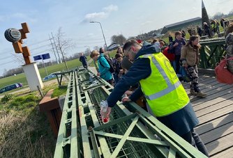 Afbeelding met buitenshuis, hemel, persoon

Automatisch gegenereerde beschrijving