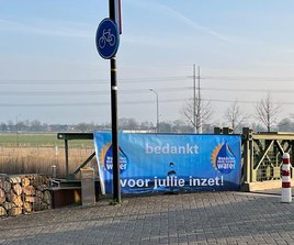 Afbeelding met tekst, hemel, buitenshuis, grond

Automatisch gegenereerde beschrijving