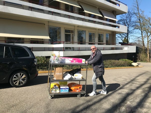 Afbeelding met buiten, weg, gebouw, auto

Automatisch gegenereerde beschrijving