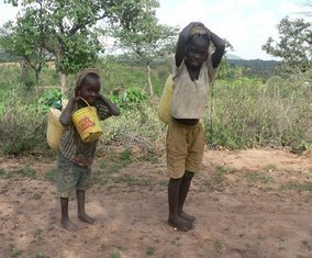 maart_2006_-_kinderen_halen_water_in_makueni