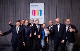 Afbeelding met persoon, kostuum, staand, person
Automatisch gegenereerde beschrijving
