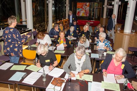 Afbeelding met persoon, tafel, binnen, groep

Automatisch gegenereerde beschrijving