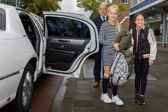 Afbeelding met buiten, auto, persoon, boom

Automatisch gegenereerde beschrijving