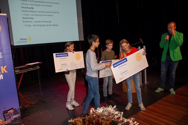 Afbeelding met binnen, persoon, vloer, muur

Automatisch gegenereerde beschrijving