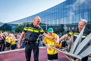 Afbeelding met lucht, persoon, gebouw, man

Automatisch gegenereerde beschrijving