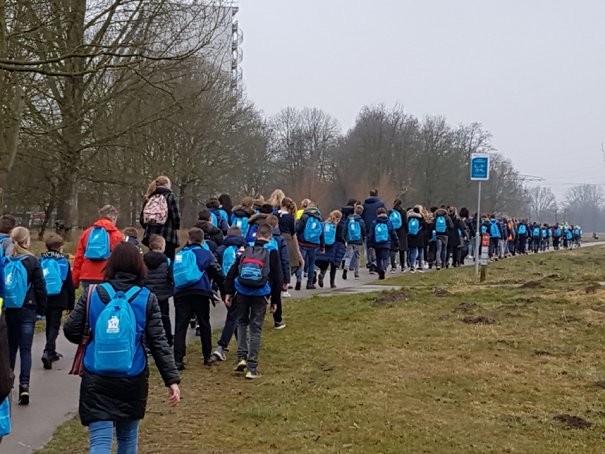 Afbeelding met boom, buiten, persoon, mensen

Beschrijving is gegenereerd met zeer hoge betrouwbaarheid