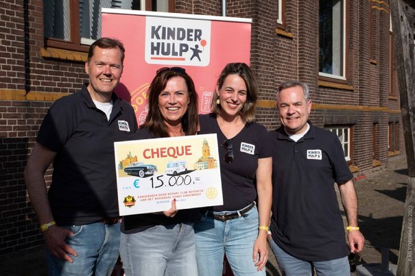 Afbeelding met kleding, persoon, Menselijk gezicht, glimlach

Automatisch gegenereerde beschrijving